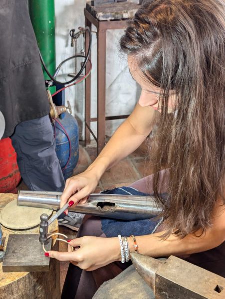 Forjando la pulsera a martillo