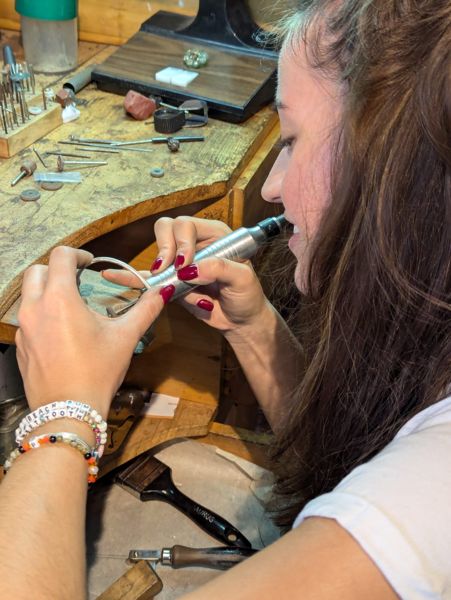 Puliendo la pulsera