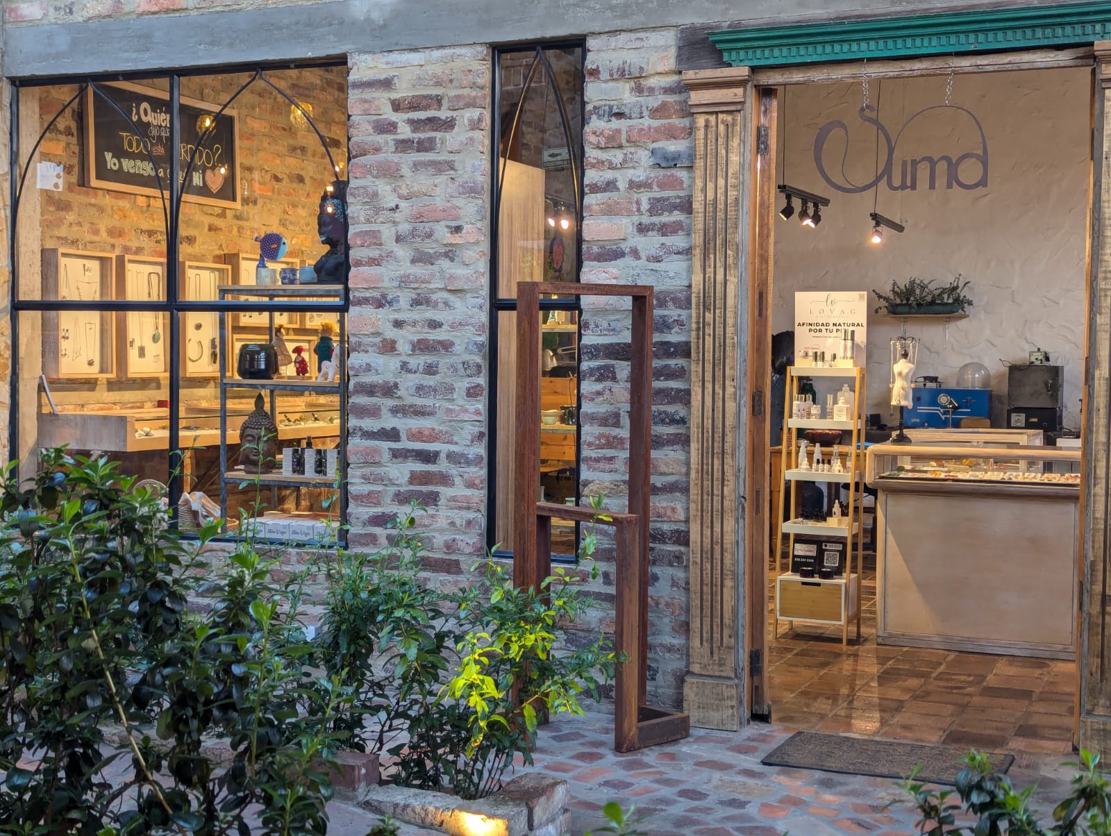 La entrada de SUMA en el Paseo Hygge: la vitrina de joyería a la izquierda y, por la puerta, la tienda y el taller