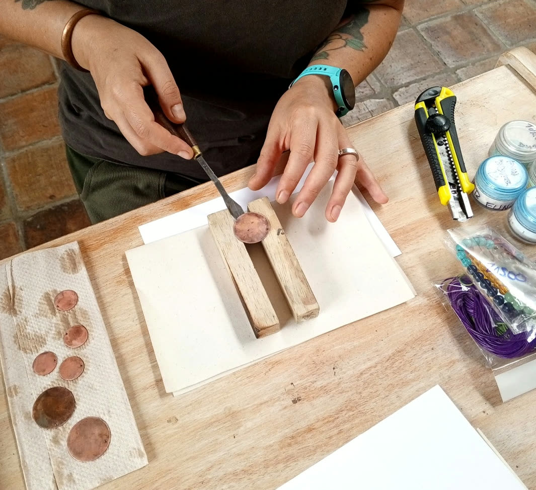 Aplicando el esmalte sobre un disco de cobre