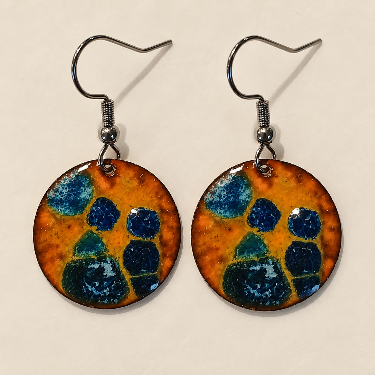 Aretes de cobre esmaltado en naranja con formas azules