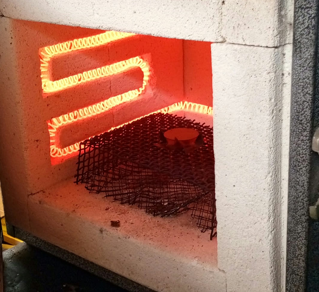 Las piezas sobre la rejilla, dentro del horno encendido