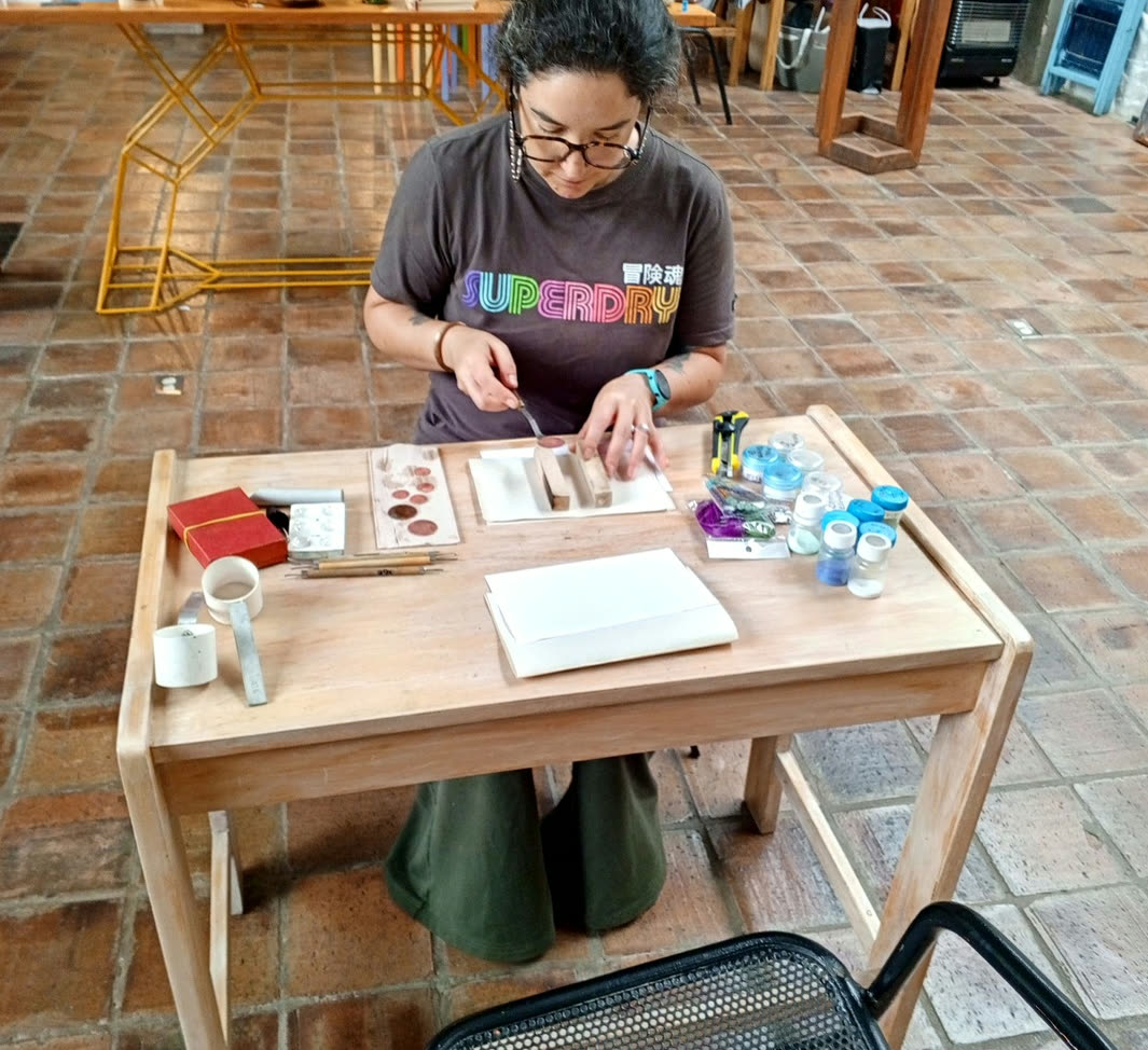 Una participante trabajando en su mesa